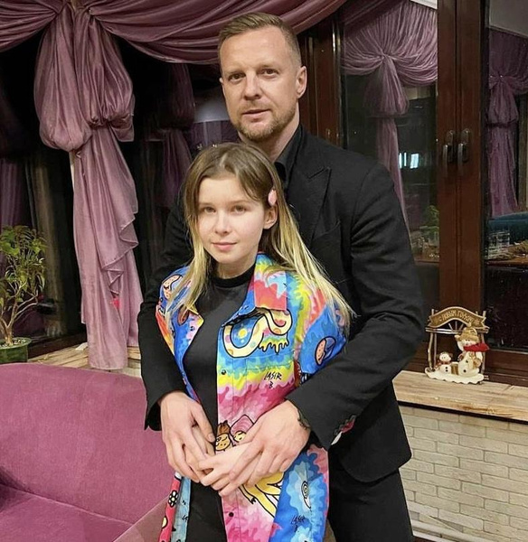 Дочь Вячеслава Малафеева устроила развратные танцы на столе в прозрачных стрингах