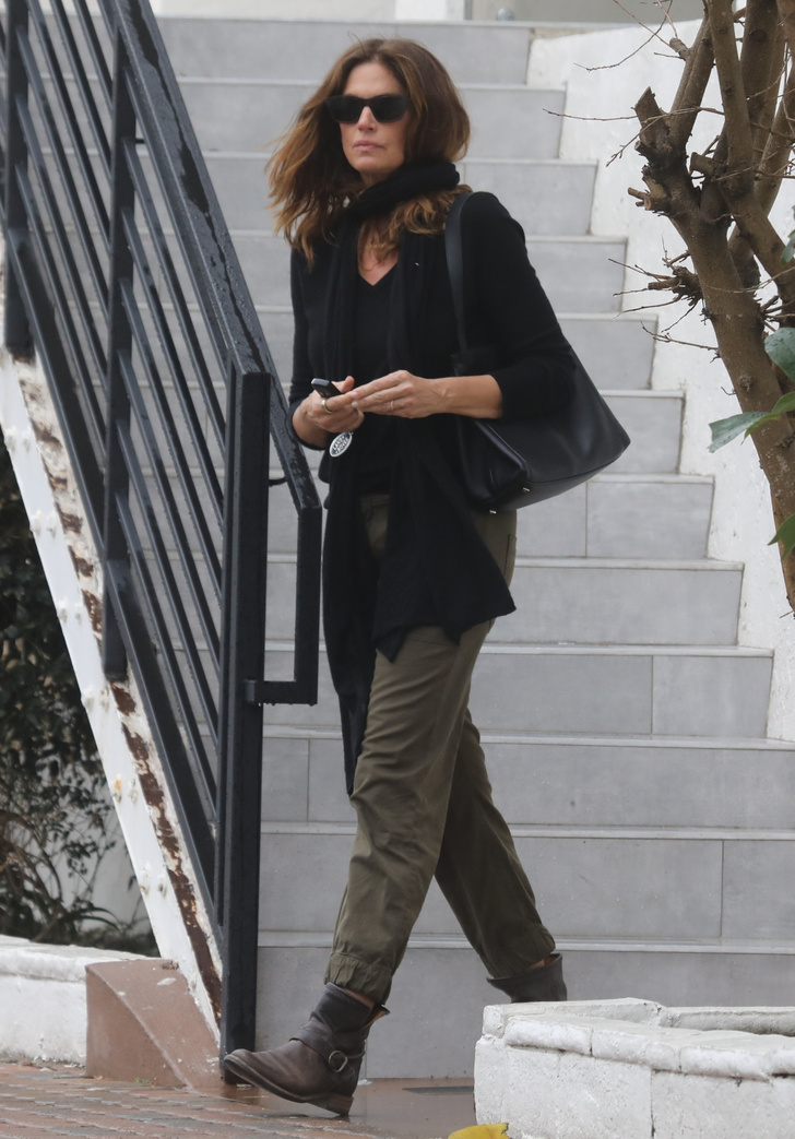 Образ для дождливых дней: Синди Кроуфорд в брюках цвета хаки и кашемировом свитере