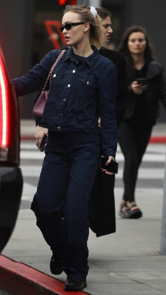 Никогда не выйдет из моды: Лили-Роуз Депп в костюме из денима, который будет всегда актуален