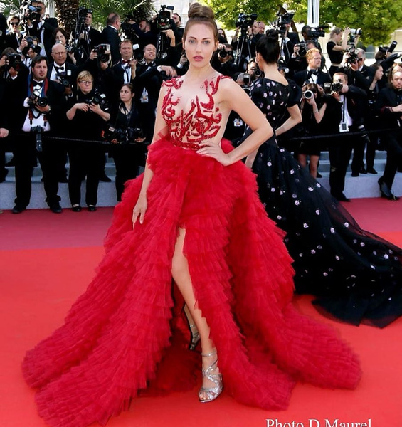 Канны-2019: звезда «Великолепного века» Мерьем Узерли появилась на дорожке в прозрачном платье