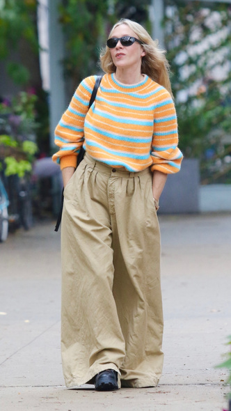 Хлоя Севиньи в модных брюках карго на прогулке в Нью-Йорке