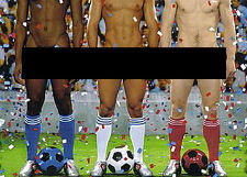Голые футболисты улыбаются с билбордов Вены