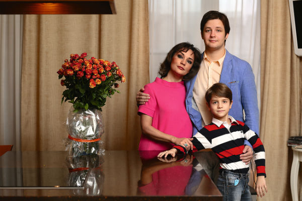 Недавно старший сын артистки Саша съехал от мамы: Татьяна купила ему квартиру