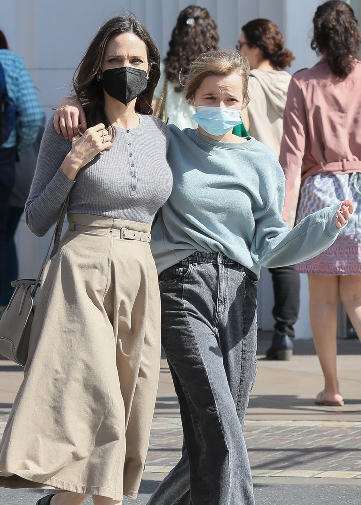 Да здравствует женственность: Анджелина Джоли в юбке в стиле 60-х гуляет с дочерью Шайло