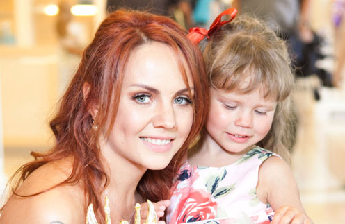 Певица Максим с дочерью Сашей