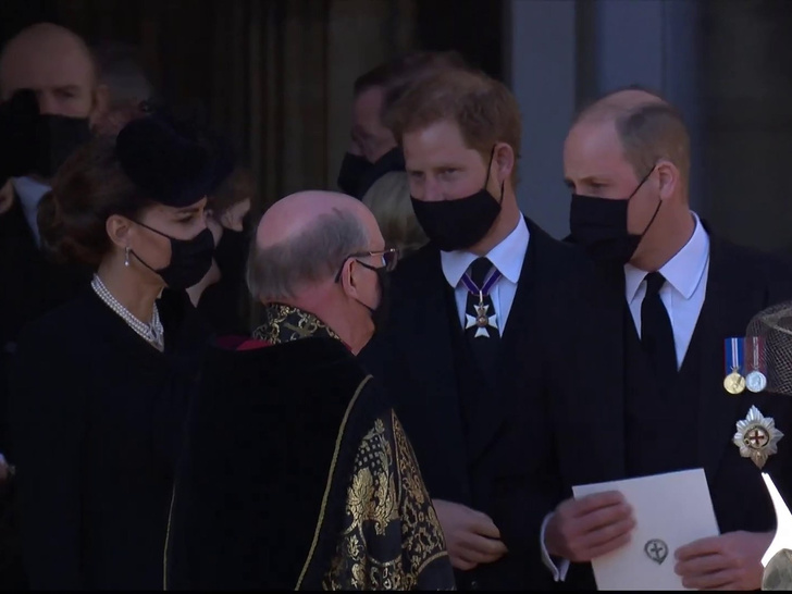 Напряжение и прощение: о чем говорит язык тела Гарри и Уильяма на похоронах принца Филиппа