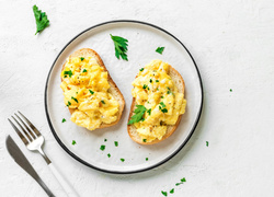 Тосты с омлетом и пряностями: быстрый и вкусный завтрак всего за 10 минут (попробуйте!)
