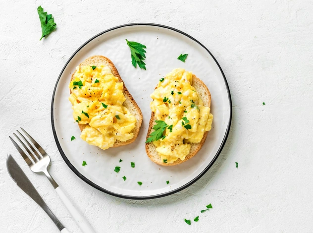 Тосты с омлетом и пряностями: быстрый и вкусный завтрак всего за 10 минут (попробуйте!)