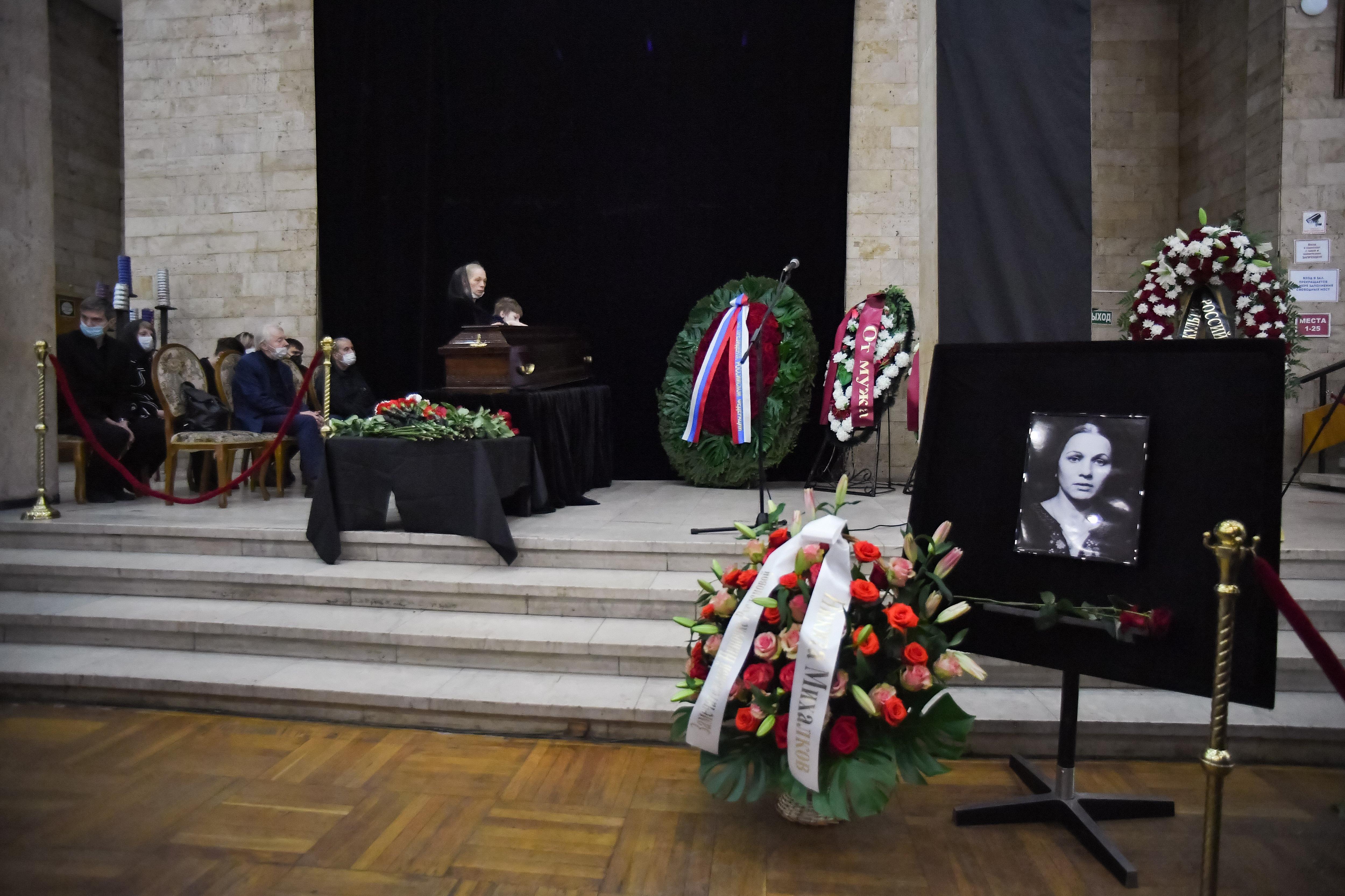Прощание с ширвиндом фото. Прощание с Ниной Руслановой. Могила Нины Руслановой на Троекуровском кладбище. Похороны Нины Руслановой.