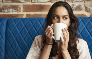Почему нельзя пить остывший кофе с молоком? Диетолог назвала две причины
