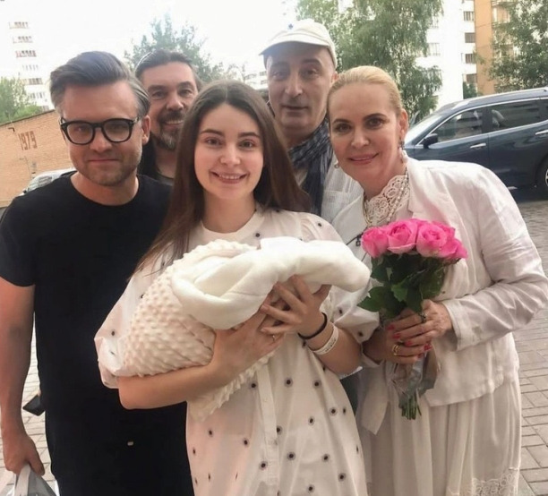 Дочь Алены Яковлевой рассказала, как относится к прошлым бракам мужа