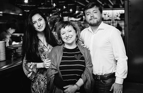 Елена Чекалова (в центре), ее сын Иван Парфенов и его невеста Мария Бройтман
