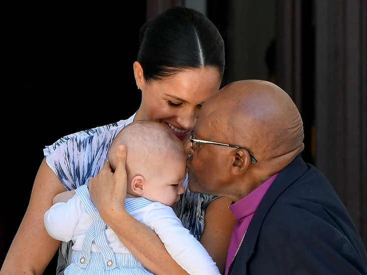 Архиепископ Десмонд Туту целует маленького Арчи, 25 сентября 2019