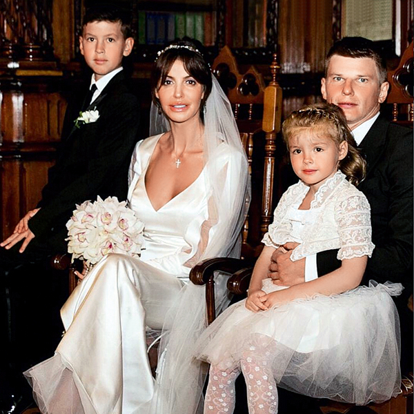 Алиса Казмина с мужем и детьми