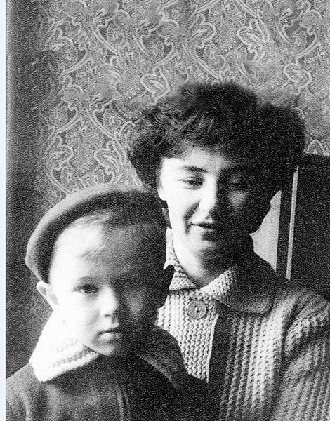 Будущая звезда с мамой Брониславой, 1961 год