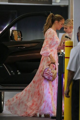 Pretty in Pink: Дженнифер Лопес в летящем макси-платье c «разводами»