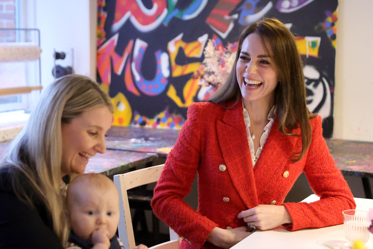 Кейт Миддлтон в красном жакете Zara за 60 фунтов и строгих брюках произвела фурор в офисе Lego в Копенгагене