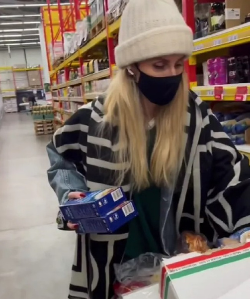 «Некоторые снимают себя в супермаркете, покупая салфетки»: Данилко снова подколол Лободу