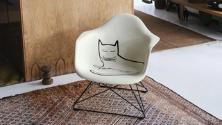 Обновленная версия кресел Чарльза и Рэй Имз с котиком