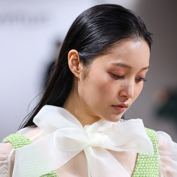 Блузы с бантами — главный тренд 2022 с Недели моды в Сеуле