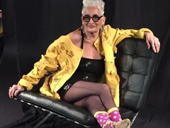 85-летняя пенсионерка рассталась с бойфрендом вдвое моложе нее, чтобы найти парня помладше
