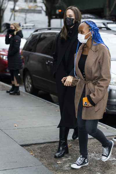 Синие волосы и тесное пальто: 17-летняя дочь Джоли гуляет со звездной мамой