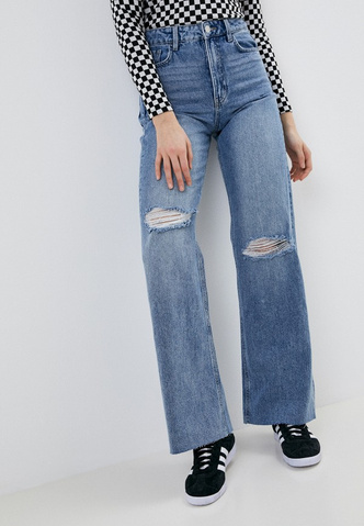 Тренд весны и лета 2022: очень рваные джинсы в стиле Ким Кардашьян