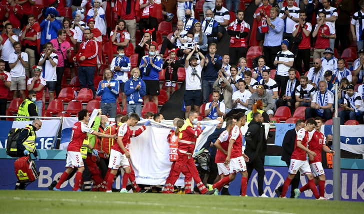Футболиста сборной Дании реанимируют прямо на поле во время матча Евро-2020 – видео