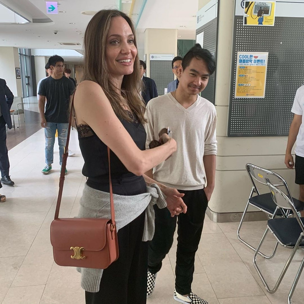 «Стараюсь не плакать»: Анджелина Джоли проводила сына Мэдокса в университет