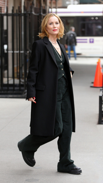 Как выглядит самый стильный костюм: Лесли Манн в безупречном жилете, который будут носить все модницы