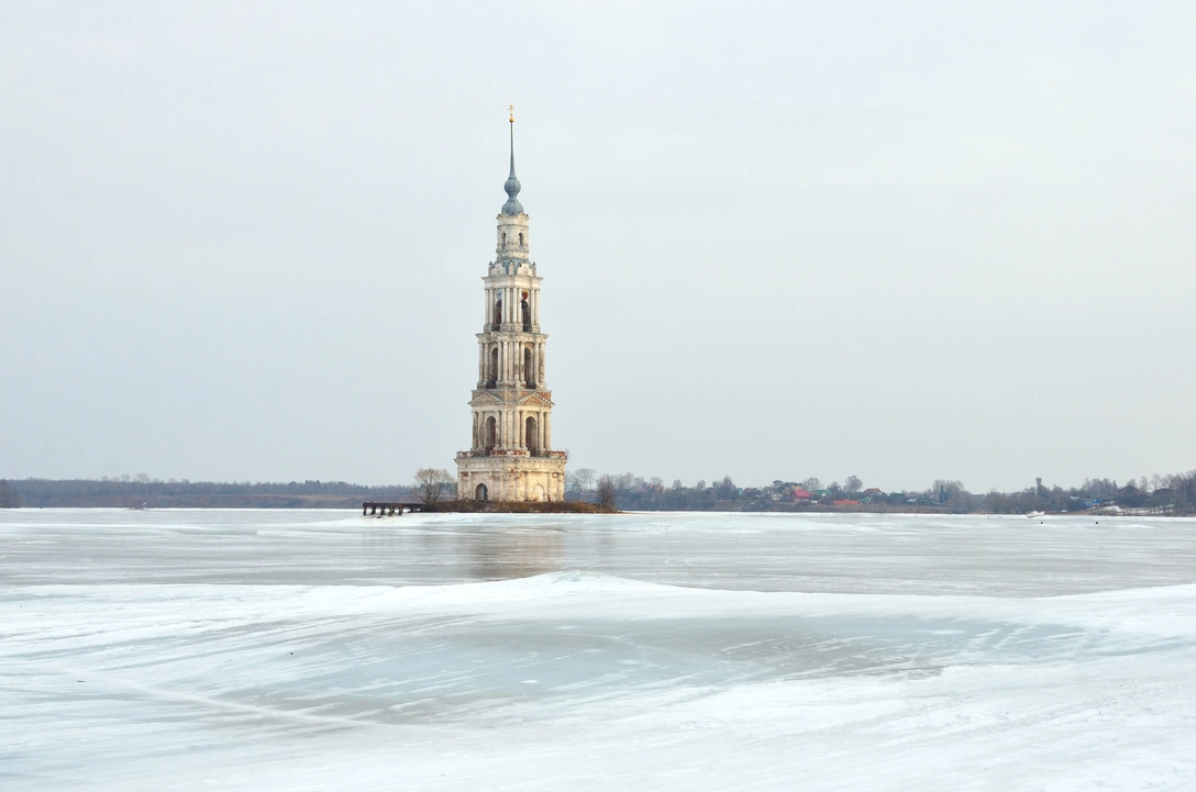 Так выглядела Калязинская колокольня до реставрации. | Источник: Getty Images