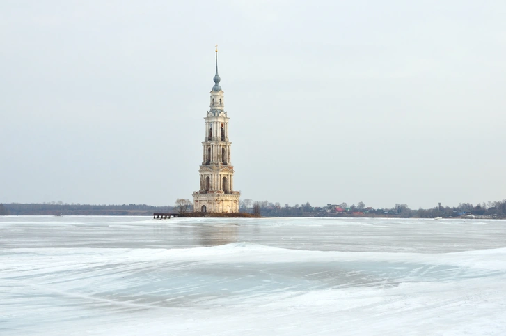 Так выглядела Калязинская колокольня до реставрации. | Источник: Getty Images