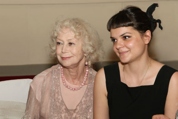 Вместе со Светланой Владимировной в спектакле «Бешеные деньги» играет внучка Полина