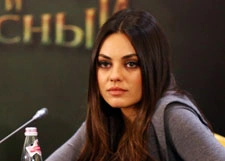 Мила Кунис мужественно мерзла в Москве