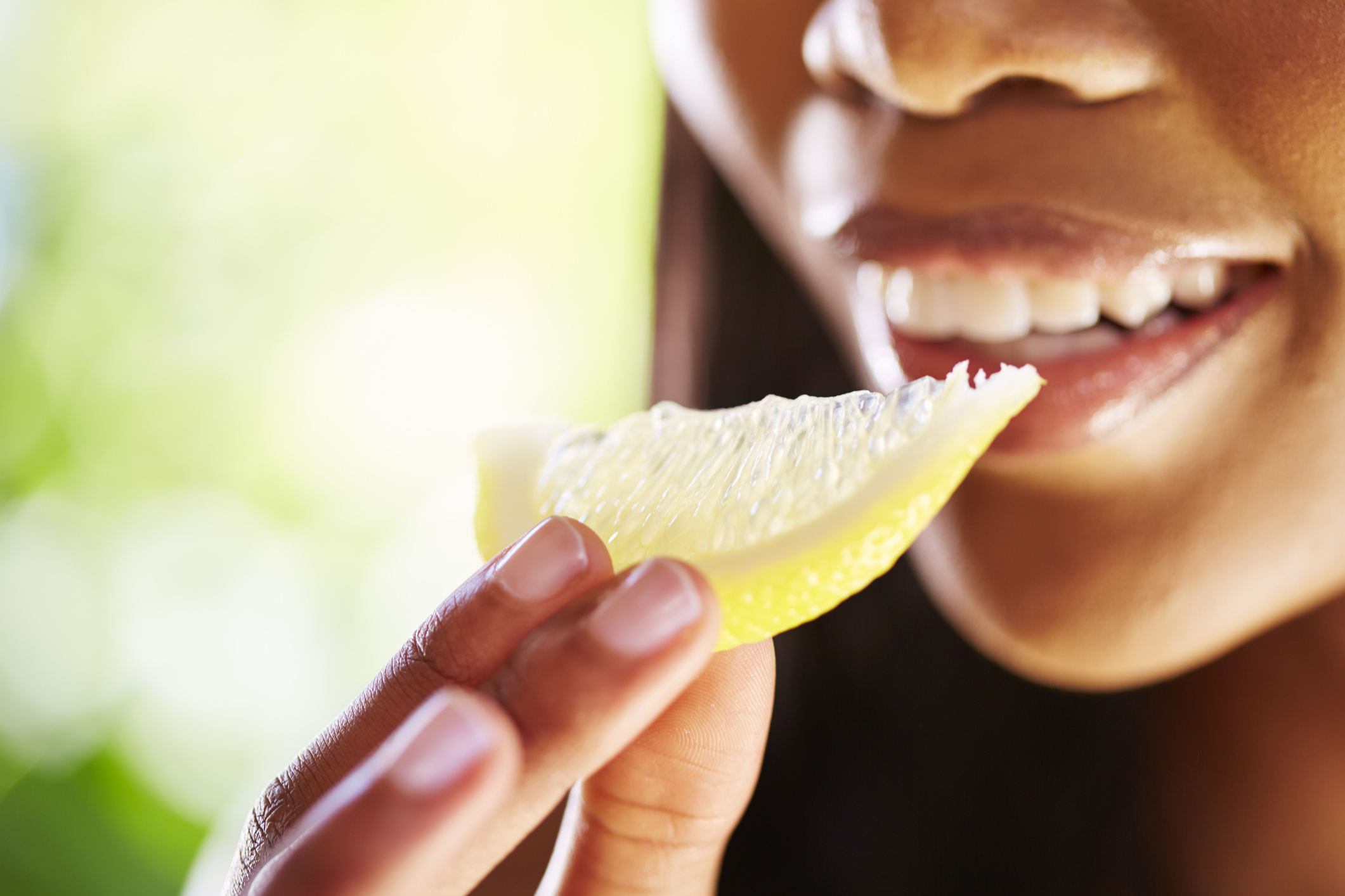 Во рту в домашних условиях рецепт. Лимон может горчить во рту. Сладкий вкус. Ломтик лимона во рту.