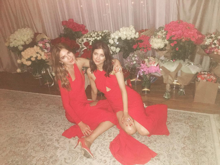 Наталья Подольская и ее сестра зажгли на вечеринке в одинаковых платьях