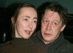 Жена Михаила Ефремова выгораживает мужа после его пьяных выходок