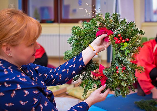 Как украсить дом на Новый год 2015: рождественский венок своими руками, украсить елочные шары фото
