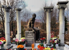 На могиле Ильи Олейникова установлен памятник