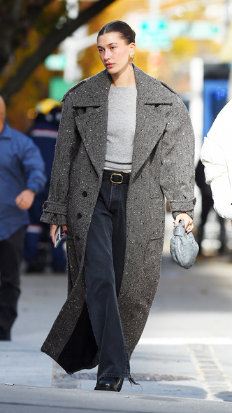 Вы влюбитесь в пальто Хейли Бибер с первого взгляда — это самая стильная модель сезона 2022/23