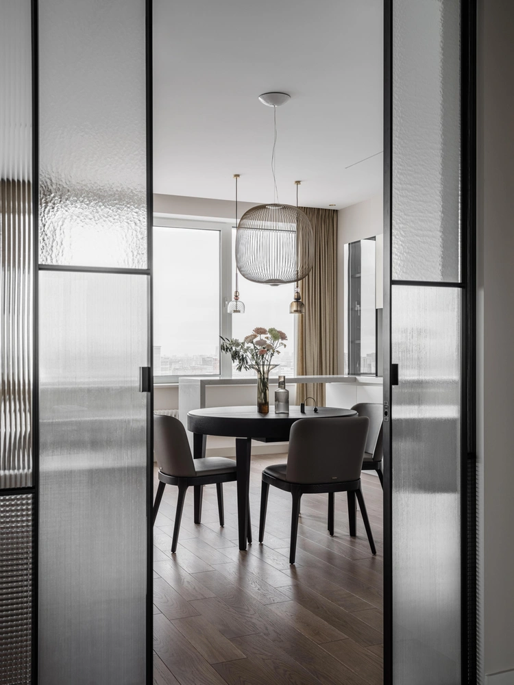 Вид из холла на гостиную-столовую. Раздвижная перегородка, Glas Italia. | Источник: Михаил Лоскутов. Стиль: @yes_we_may