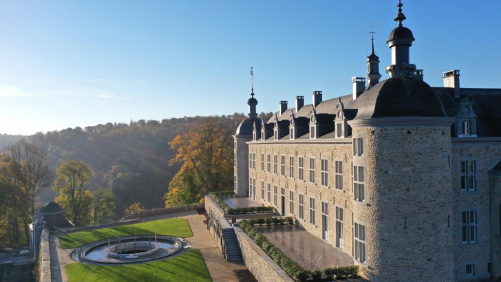 Отель Château de Mirwart в здании бывшего замка