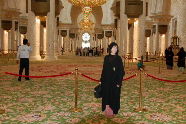 Наталья внутри Великой Мечети Шейха Зайда