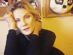 Рената Литвинова отпраздновала день рождения в ресторане с друзьями и дочерью после ДТП