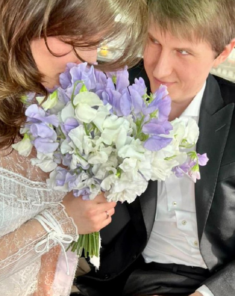 Снова вместе: экс-жена Лепса появилась на свадьбе его старшей дочери