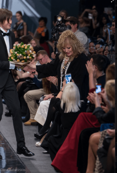 В знак признательности Примадонна преподнесла дизайнеру букет тюльпанов
