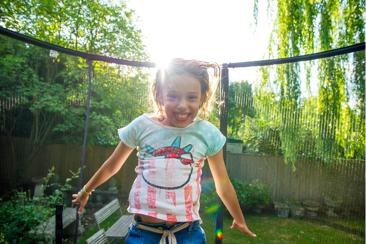 20 простых идей, чем занять ребенка на даче — скучно не будет