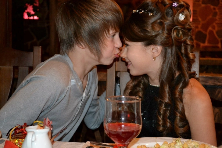 Әдемі кеуделері бар үйдегі ресейлік порно