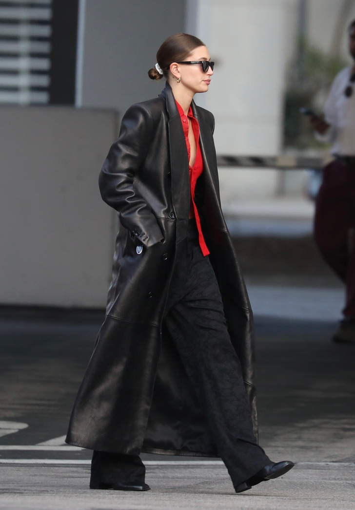 После просмотра «Матрицы»: Хейли Бибер в кожаном плаще и милитаристских ботинках гуляет по Калифорнии
