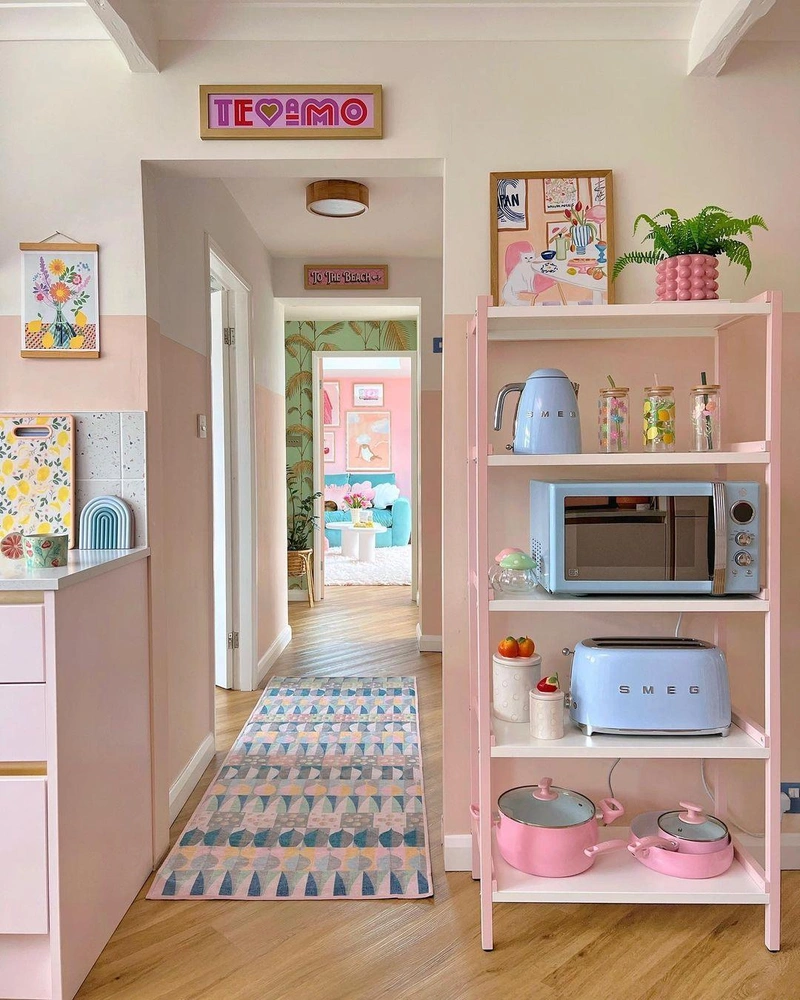 Розовый цвет на кухне: как использовать и с чем сочетать | Источник: homewithhelenandco